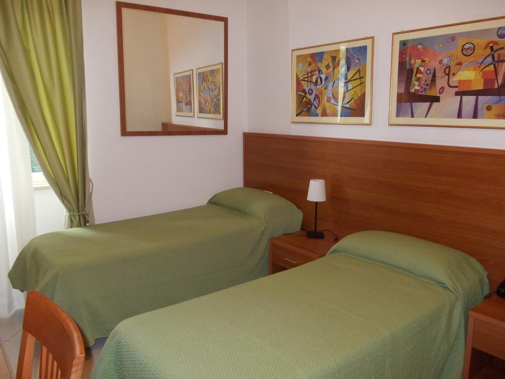Hotel Solaria Rodi Garganico Room photo